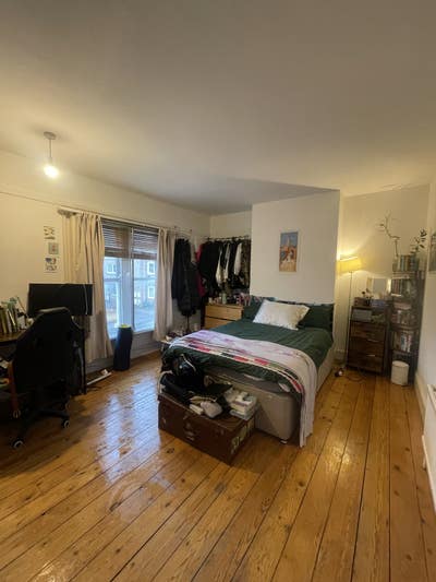 Spacious Double Bedroom available  Main Photo