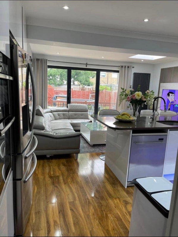 Modern four bedroom house Main Photo