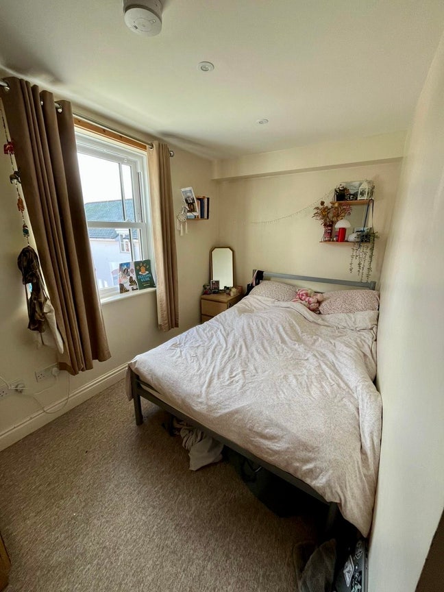 Double room, all girls house, bills inc.  Main Photo