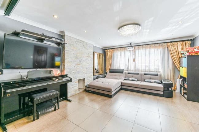 Larcombe Close 5beds house whole let Main Photo