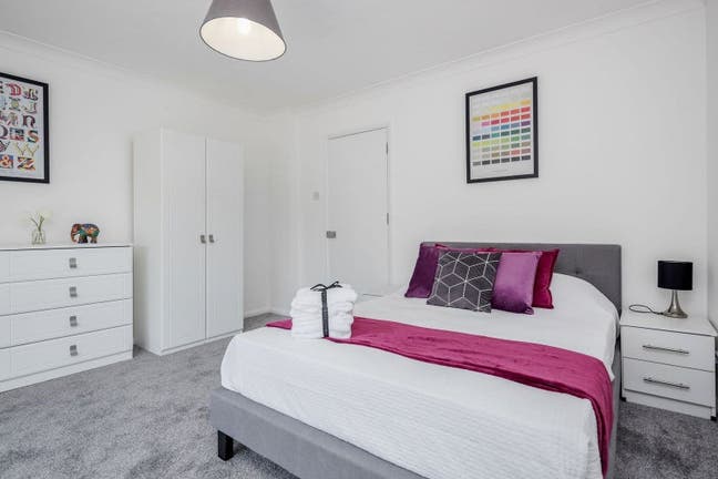 Modern double room in residential area Main Photo