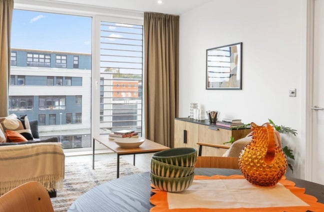 Modern 2-Bedroom, 2-Bathroom Furnished Apartment Main Photo