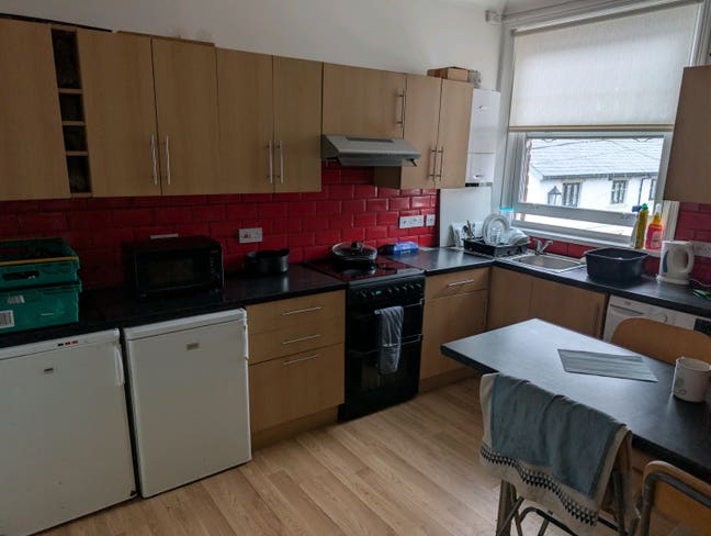 1 bedroom with own bathroom and shared living room Main Photo