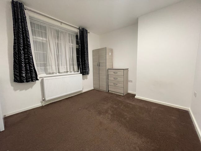 Large & spacious ensuite bedsit on Tanfield Ave Main Photo