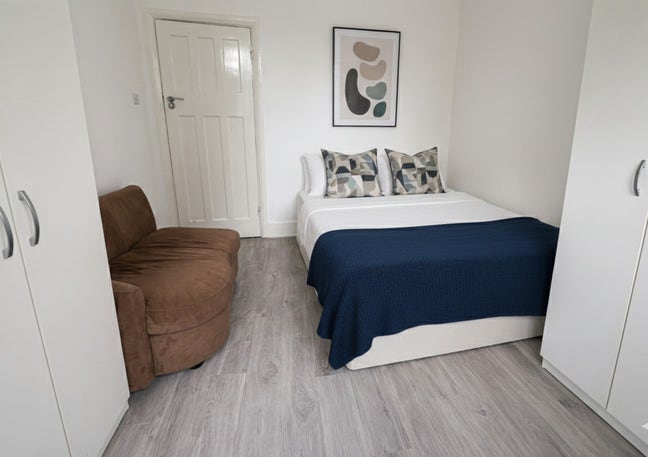 Ensuite & 3 double rooms near Middlesex university Main Photo