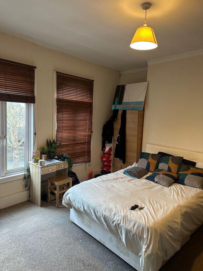 5 min walk to tube station/ spacious room Main Photo