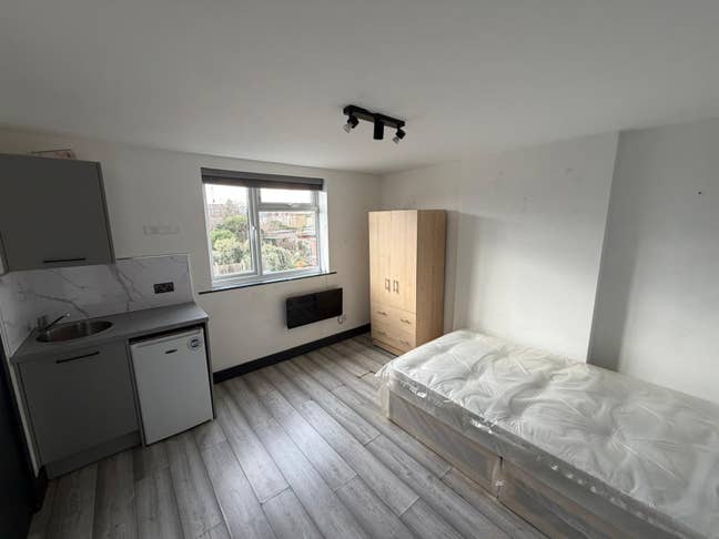 DSS-Studio Flat Available in Tooting Norbury SW16 Main Photo