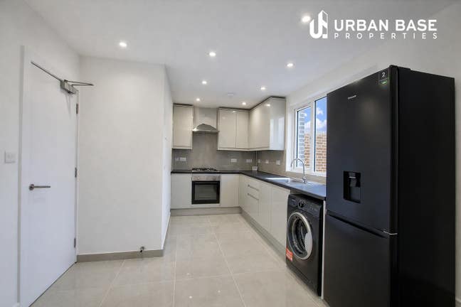 Stunning Modern 5 Bedrooms Available in Mile End Main Photo