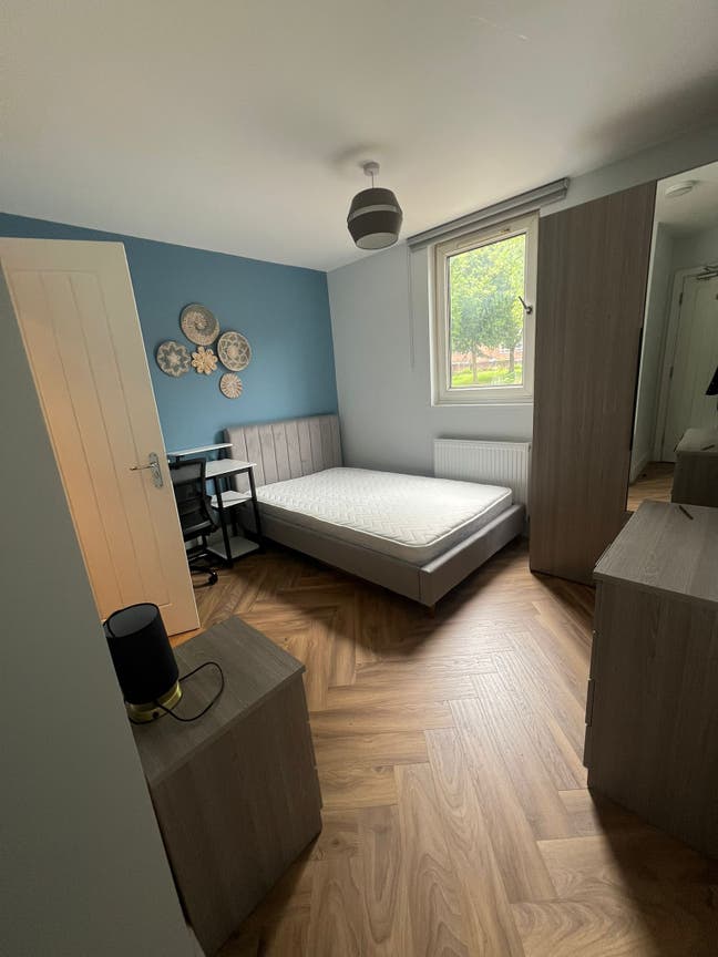  1 Superior ENSUITE in N19 available now !! Main Photo