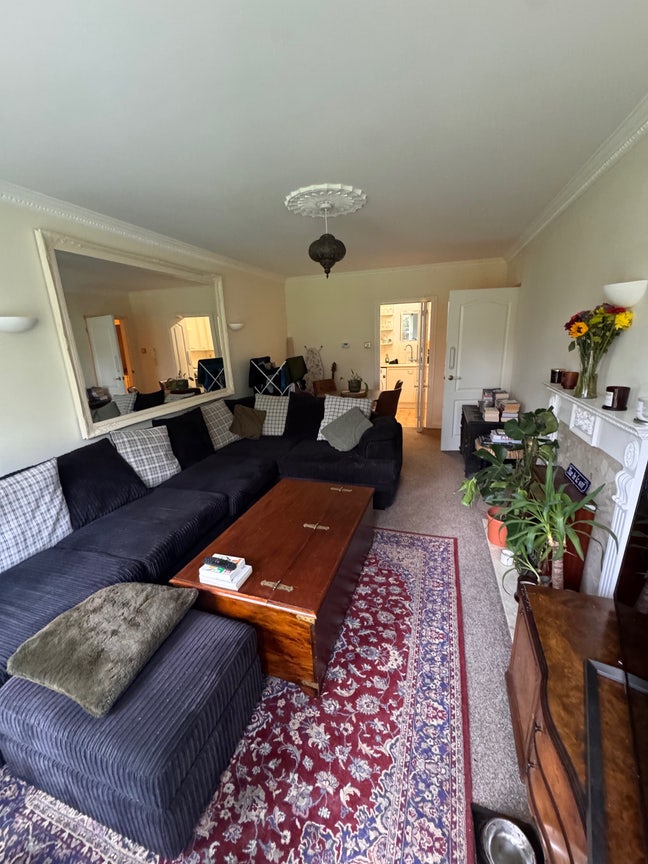 1 room available in 2 bed flat Main Photo