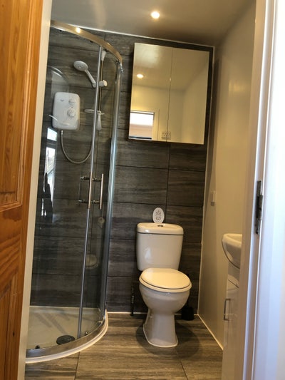 Beautiful EN-SUITE room in a new decorated house  Main Photo