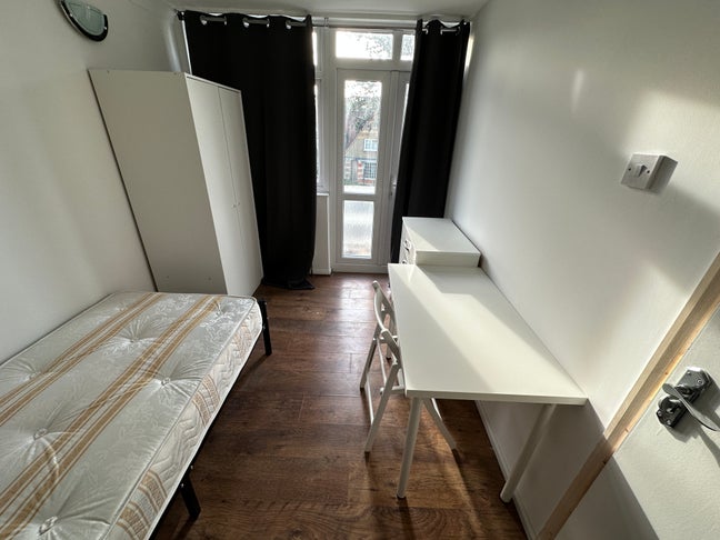 2 Singles, 1 Double Ensuite |Now| 13 Min Picadilly Main Photo