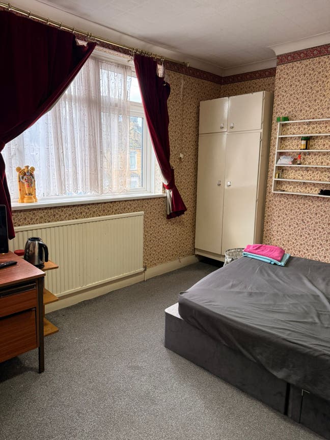 Spacious double room - fully furnished  Main Photo