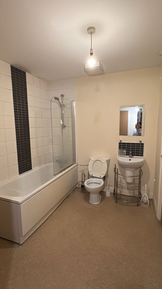 1 bedroom to share in a 2 bedroom apartment  Main Photo