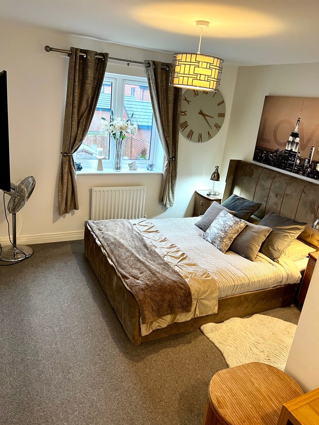 Cosy Ensuite Room with King-Size Bed  Main Photo