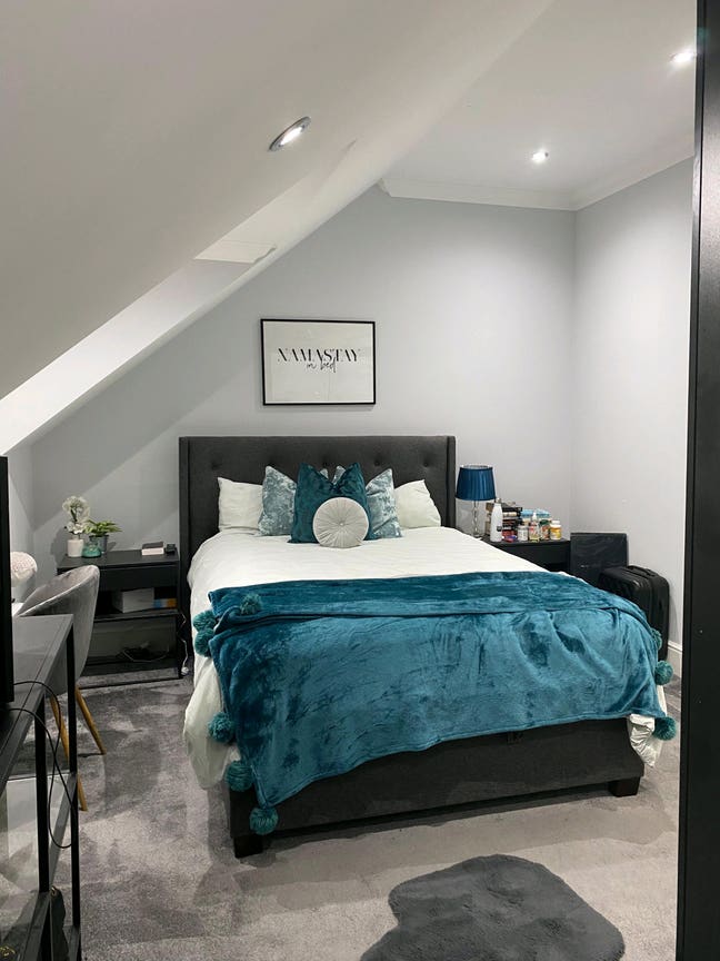 Luxurious ensuite bedroom in Ladies preferred house!! Main Photo