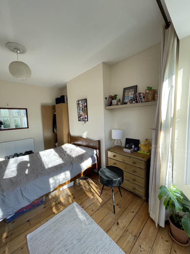 Big sunny double room w bay window in Brixton! Main Photo