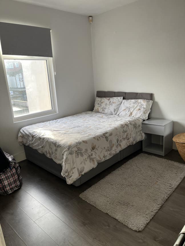 Safe, comfortable double near transport Enfield Main Photo