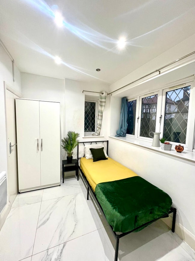 Bright Single Bedroom in Wembley  Main Photo