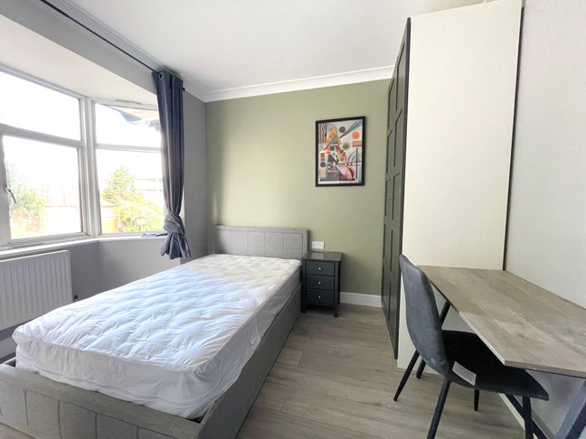 Modern Ensuite Room – 310 Horn Lane, London W3 6TH Main Photo