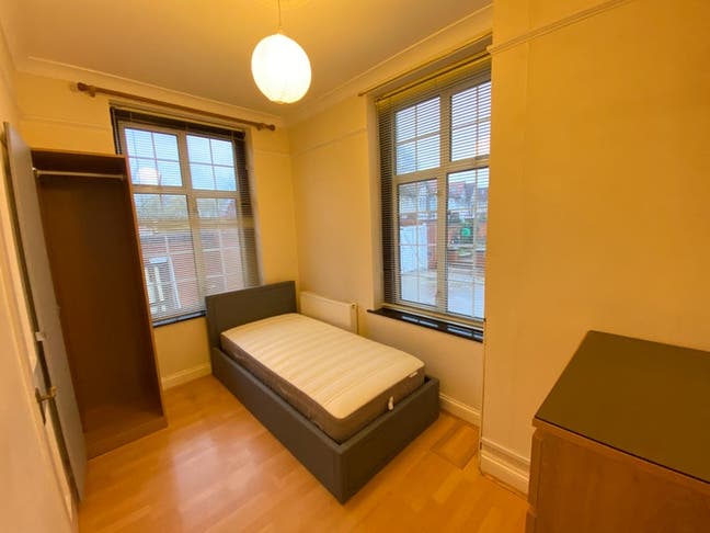 Two double rooms in the same property / W13  Main Photo