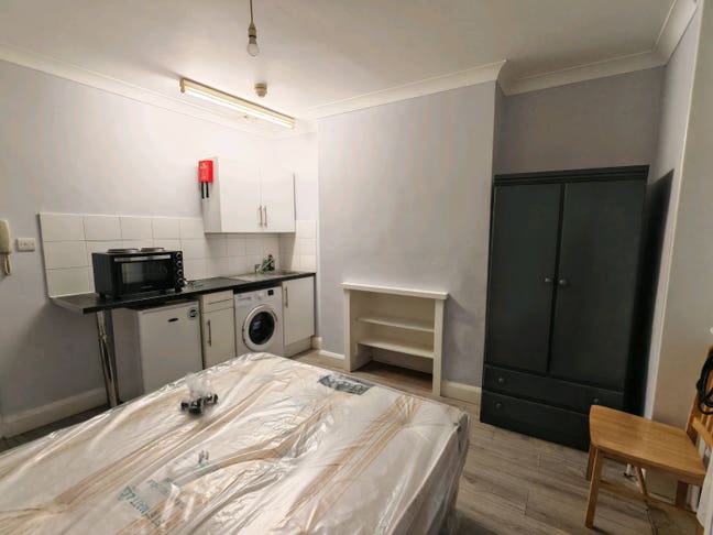 Spacious Studio Flat with Courtyard – N15 Main Photo