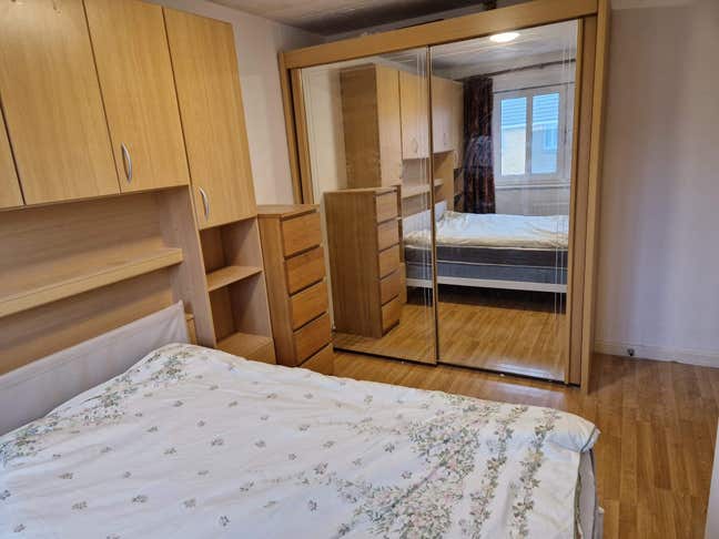 Room in shared house Main Photo