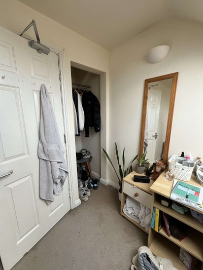 Spacious student room for immediate takeover Main Photo