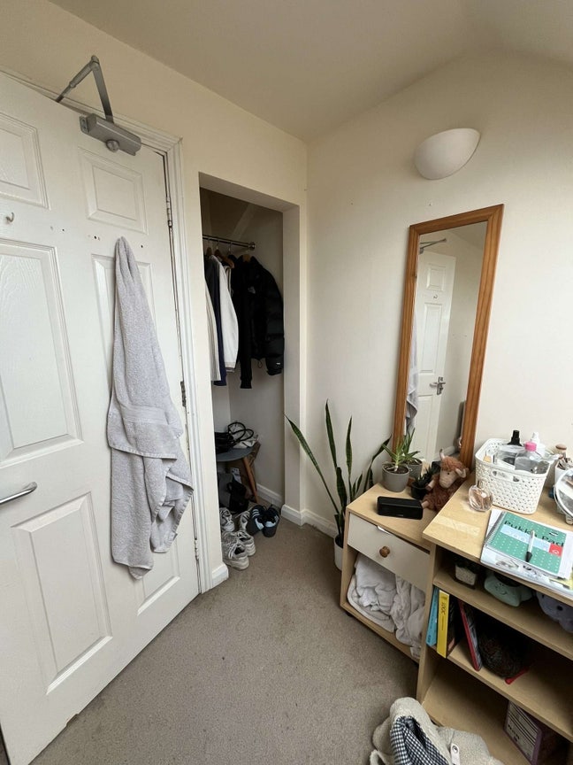 Spacious student room for immediate takeover Main Photo