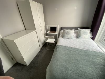 Room available for female prof/ postgrad Main Photo