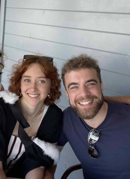 Professional couple looking for a room Main Photo