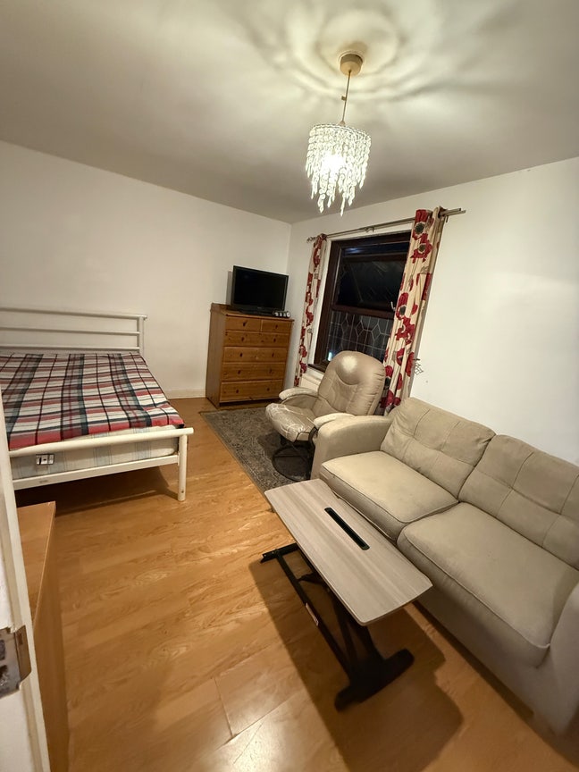 Big double room available few mins walk to station Main Photo