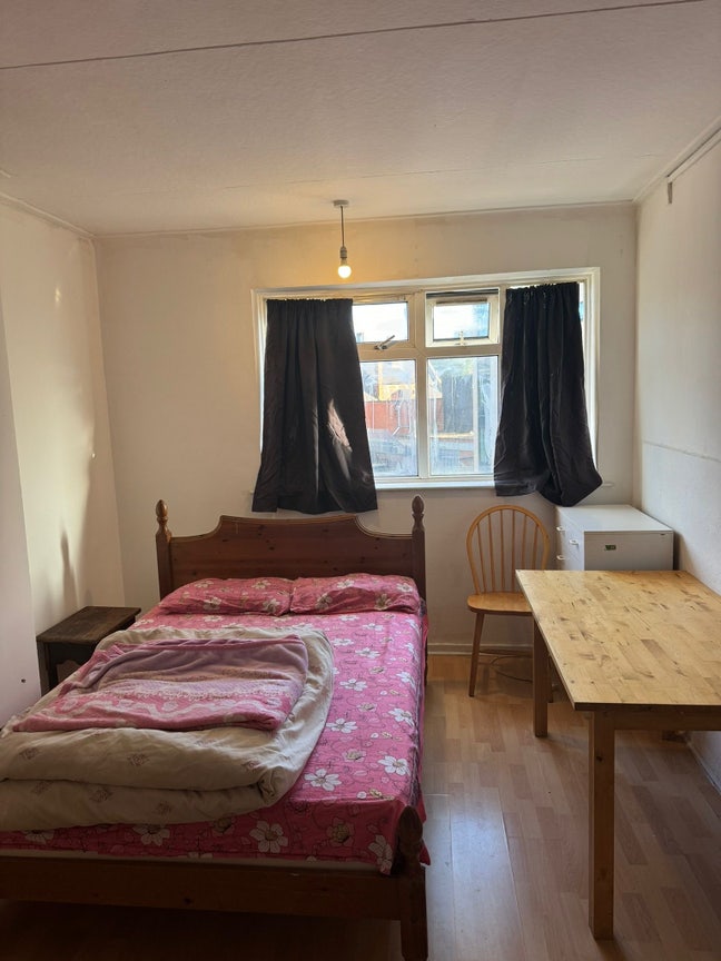 Double Room To Let - Barking  IG11 8AF Main Photo