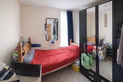 Single room available close to laindon station Main Photo