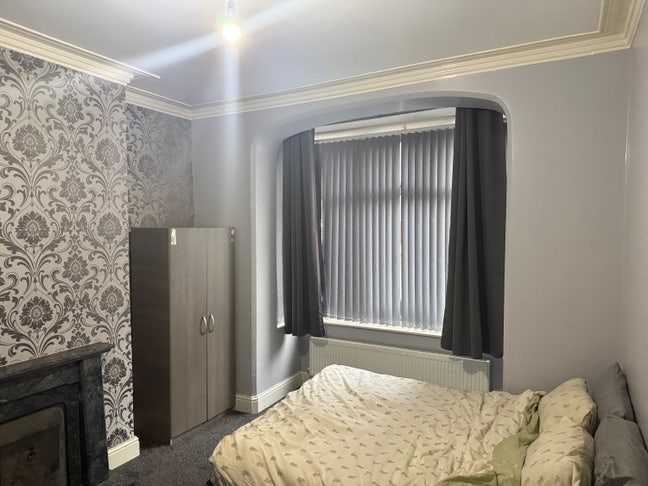 Large Bedroom, All bills included Main Photo