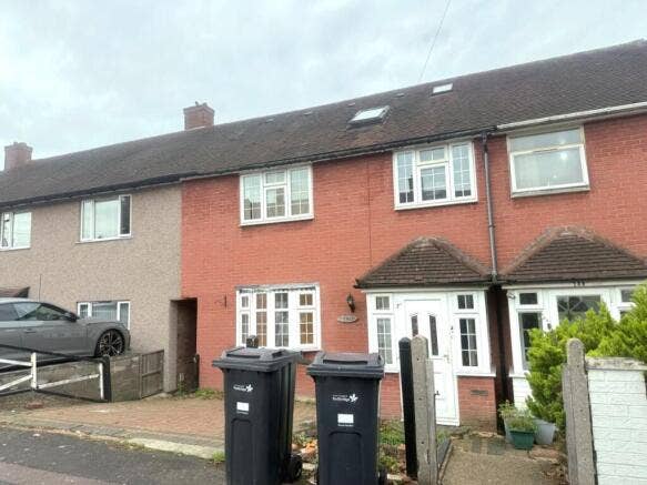  Beautiful 4 Bed House with Garden & Conservatory  Main Photo