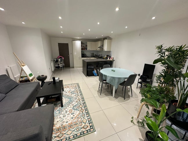 Bright Double Room E14 (Balcony and Own Bathroom)  Main Photo