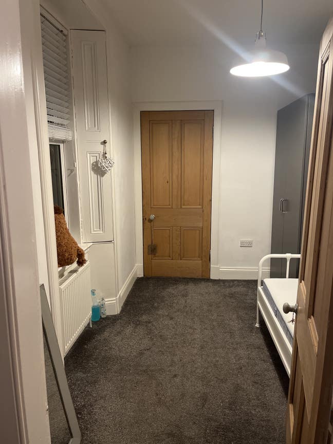 &pound;600 per Calendar month.  Single furnished room.   Main Photo