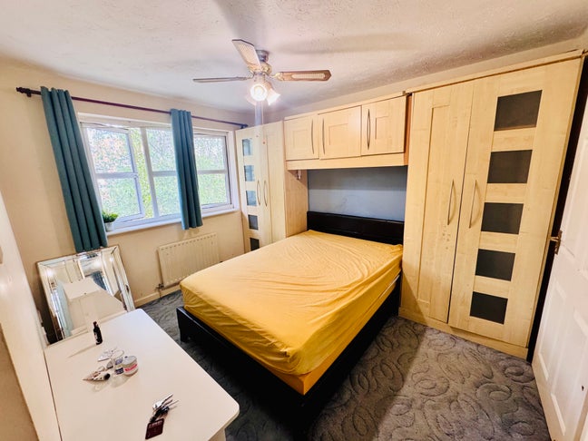 Master bed in Shared house to Rent with Ensuite to Main Photo