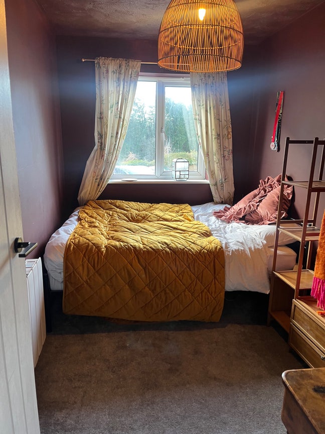 Cosy double room in riverside flat Main Photo