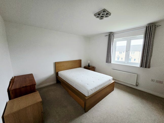  Large Master Bedroom | &pound;700 All Bills Incl Main Photo