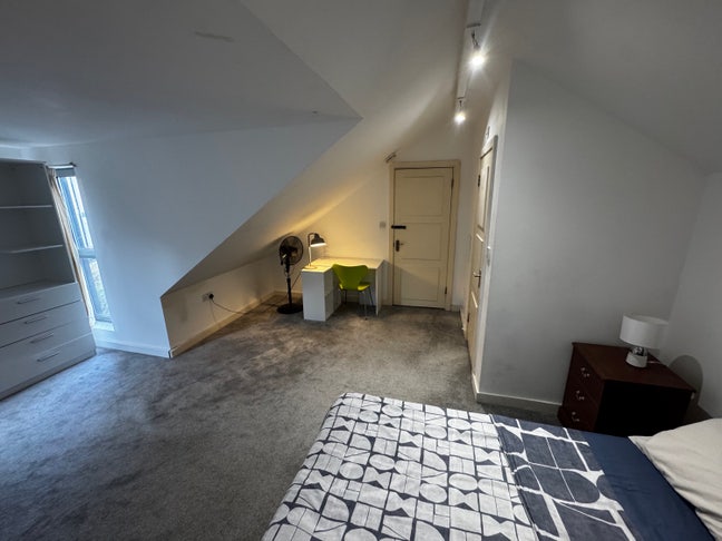 En-suite room with prívate bathroom(2months only) Main Photo