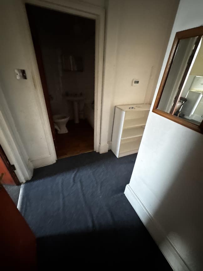 1 bed, 2nd floor flat above commercial, main road Main Photo