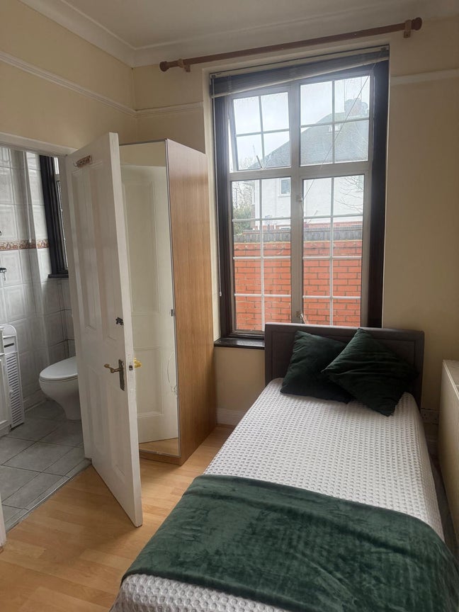 Small double en-suite in quiet area Main Photo