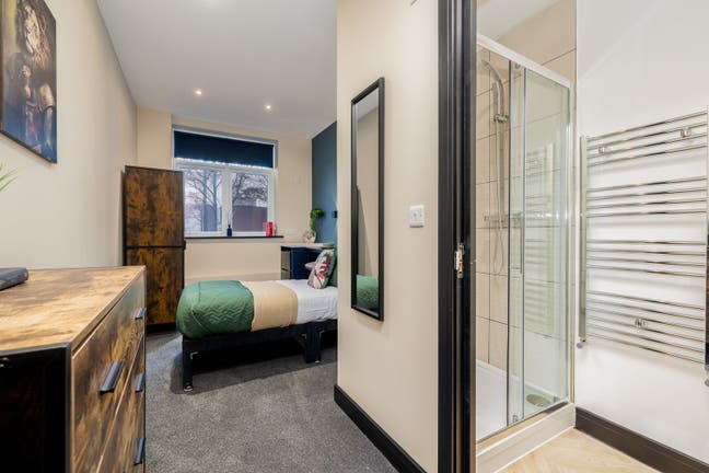 En-suite room in Crown House, town centre Main Photo