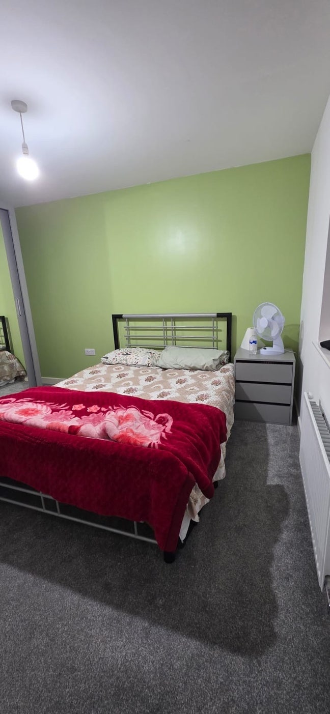 A very spacious room to rent with a goan family  Main Photo