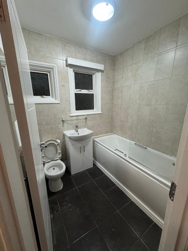 Double Room Available for Rent Main Photo