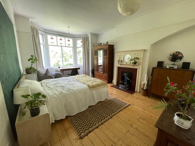 Large room in lovely house with garden in leafy WR Main Photo