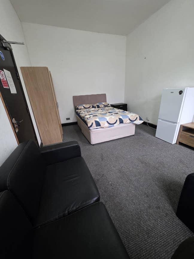 1 Master Double Room Available –  No Deposit -M30 Main Photo
