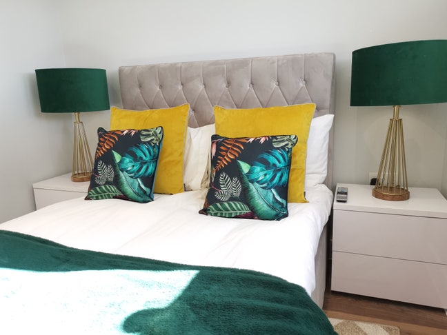 Luxury Ensuite Bedroom Close to Town Centre Main Photo